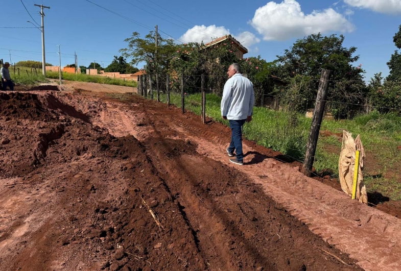 Local que hoje é de terra receberá lajotas e drenagem