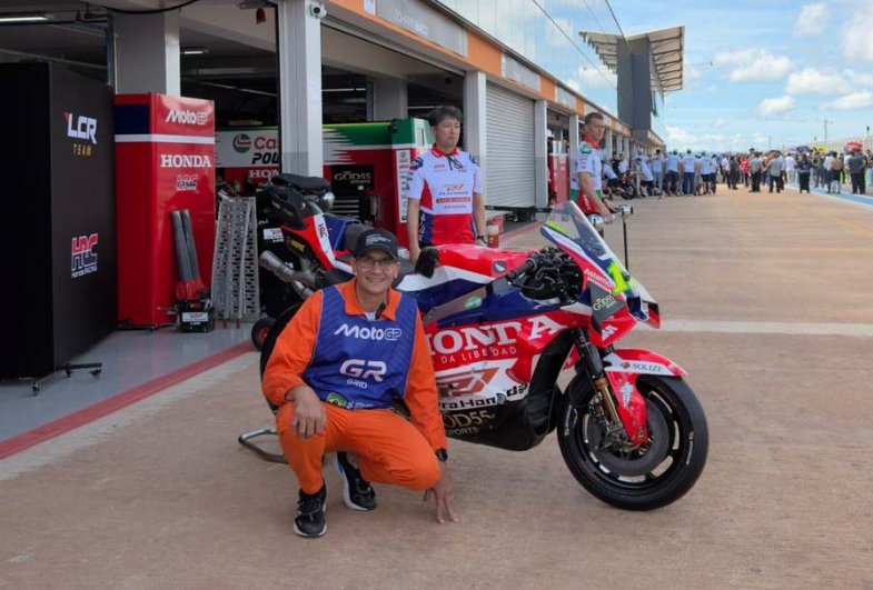 Luiz Fernando ao lado da moto do brasileiro Diogo Moreira