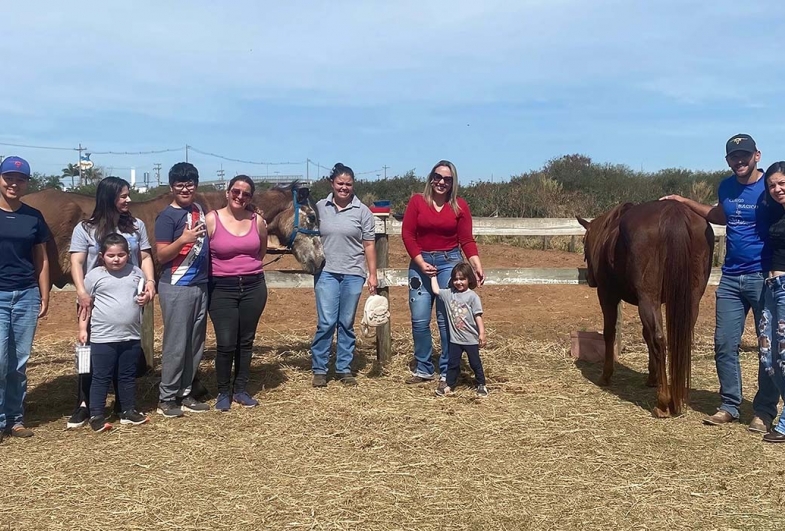 Mães atípicas com os filhos, Sandra Góes e a equipe da Aspeq