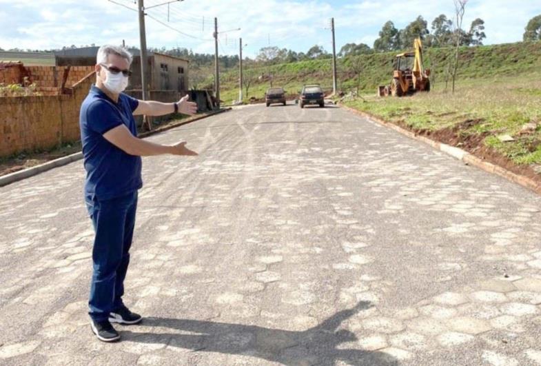 Ruas de Sarutaiá começam a receber pavimentação com lajotas