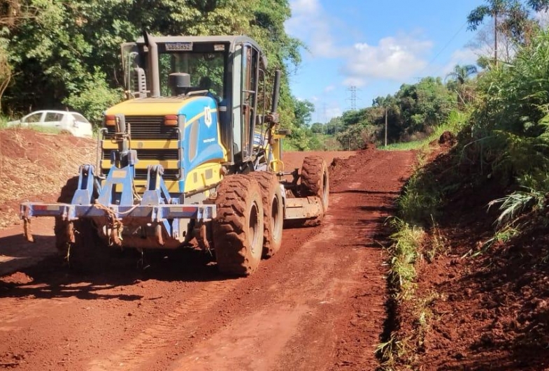 Máquinas trabalham na zona rural