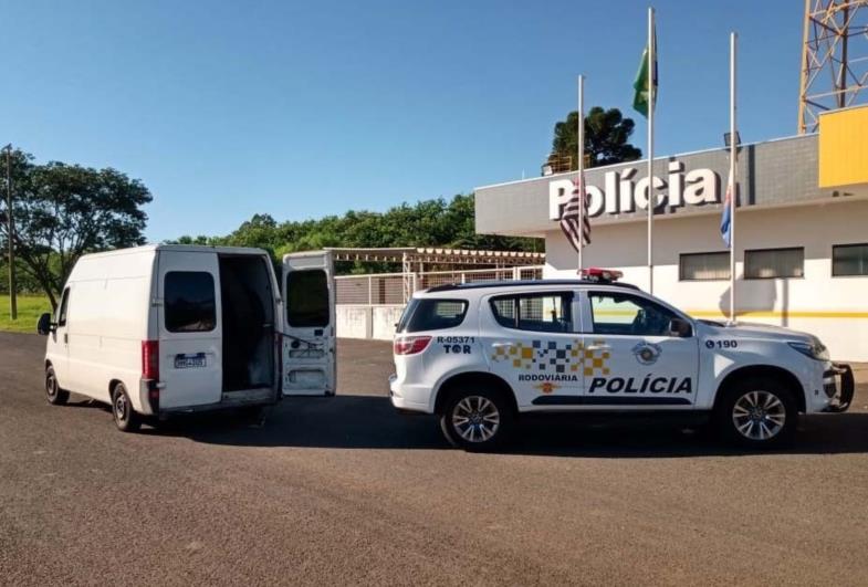 TOR apreende carro que transportava pneus contrabandeados