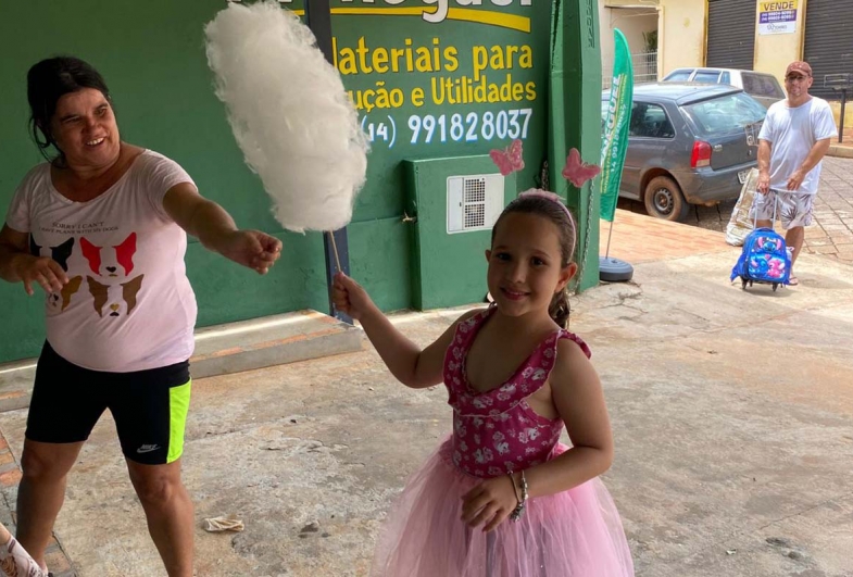 Foi servido algodão doce para as crianças que estiveram com suas famílias