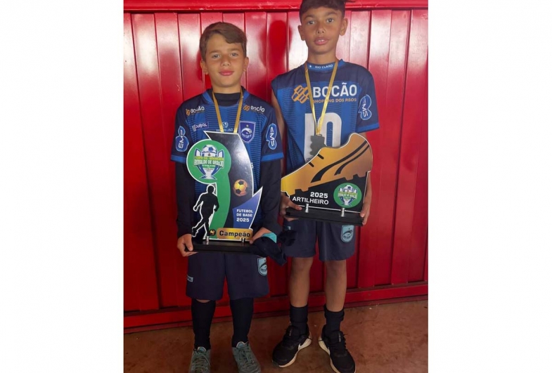 Meninos com troféus de campeões