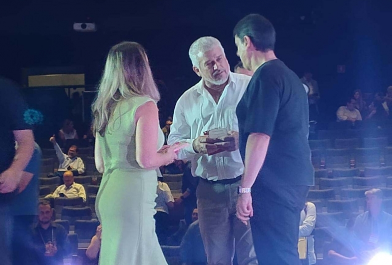 Momento de interação entre o prefeito Roberval  de Oliveira e o governador Tarcísio de Freitas