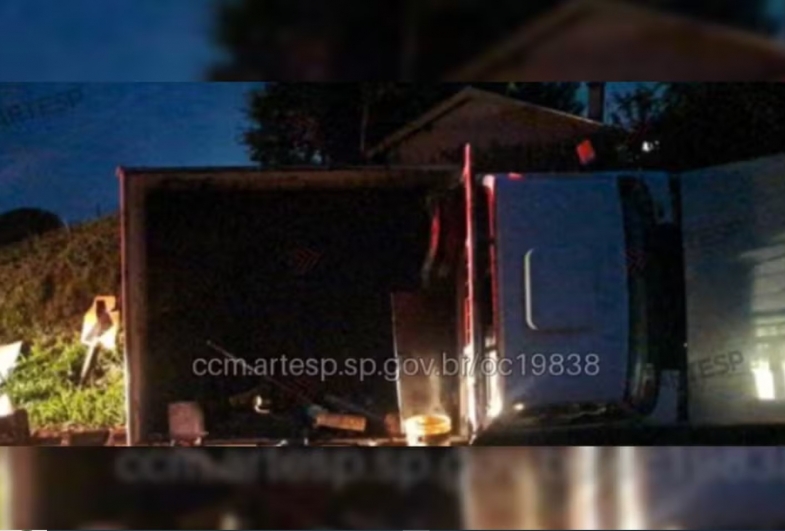 Motorista passa mal, bate contra placa e caminhonete tomba na SP-225 em Santa Cruz do Rio Pardo