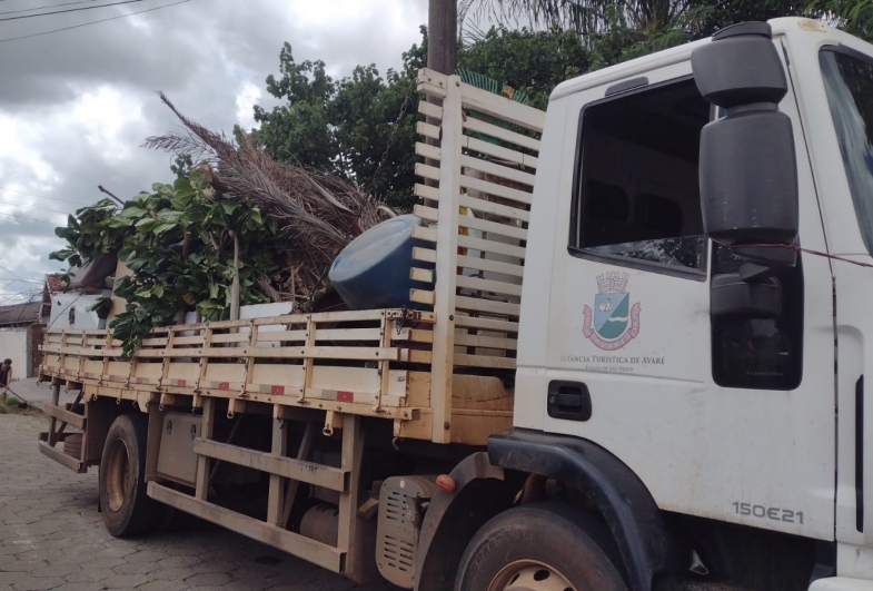 Prefeitura realiza Mutirão da Limpeza no bairro Camargo
