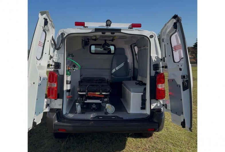 Nova ambulância é equipada com sistema de oxigênio, maca, bancos para acompanhantes e ar condicionado  exclusivo para os pacientes