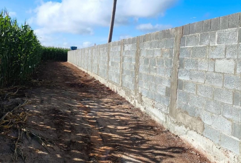 O muro agora está totalmente  reconstruído - Depois