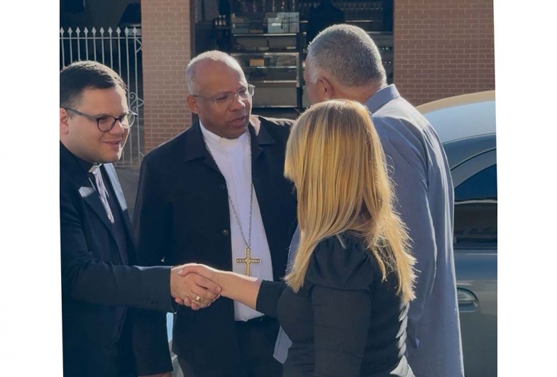 O prefeito João e sua esposa Wilma recebendo padre Paulo e Dom Eduardo
