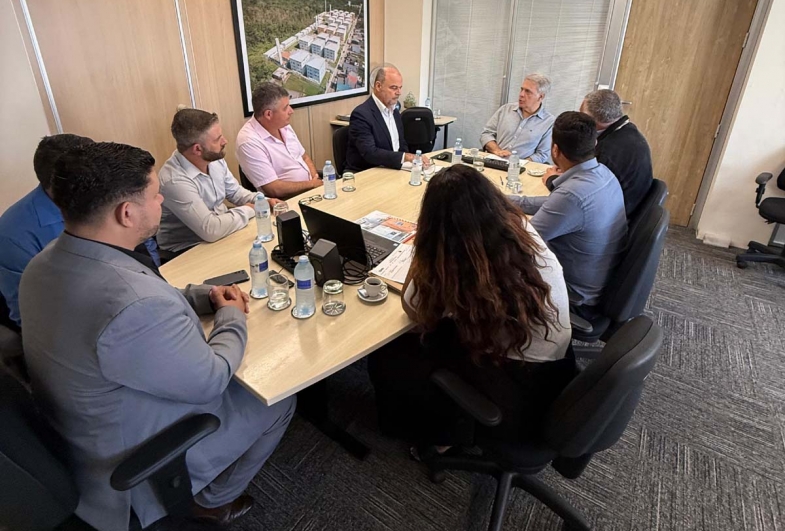 Os políticos mostraram ao diretor da  CDHU as demandas do município