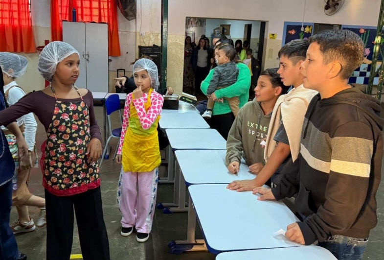 Os próprios alunos trabalham nas  vendas junto com os professores