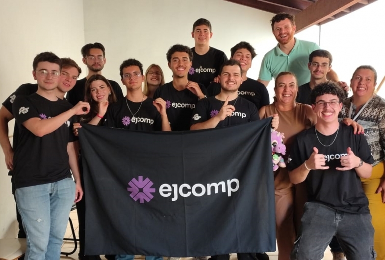 Os secretários Victor e Regiane com os alunos