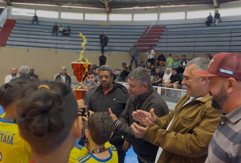 Os vereadores Rodrigo Fuloni, Diego Alher, Pelé Cardoso  e Paulinho Silva e o prefeito João entregaram  o troféu de vice campeão aos meninos