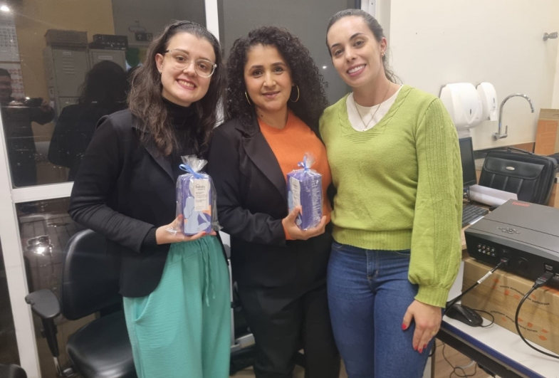 Palestrantes Maria Angélica e Luciene, com a fisioterapeuta Isabela