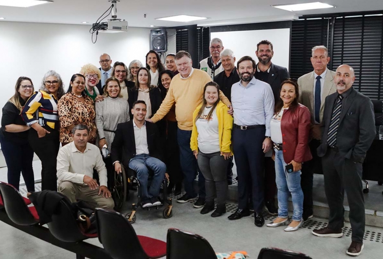 Participantes da reunião com Marcos, secretário dos Direitos da Pessoa com Deficiência