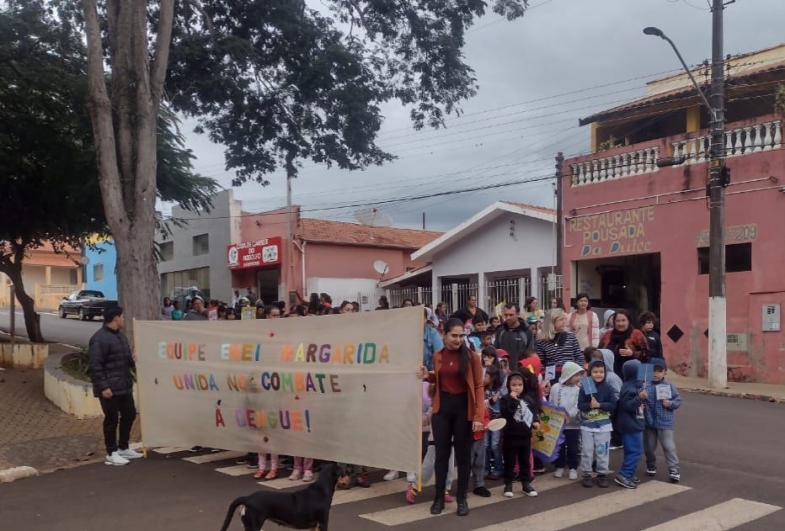 Passeata terminou na praça Adolfo Ramos