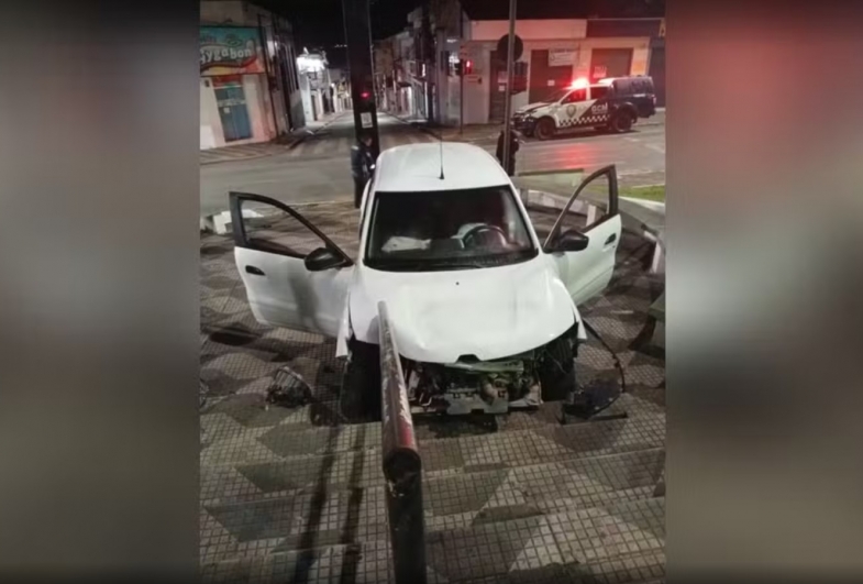 Motorista com sinais de embriaguez fica ferido após invadir escadaria com carro em Itapeva