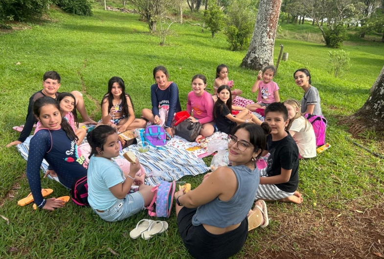Piquenique com alunos da gincana Juniors,  acompanhados da teacher Emily