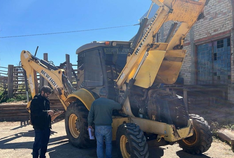 Polícia Civil apreende trator e retroescavadeira furtados em Paranapanema; homem é preso em flagrante