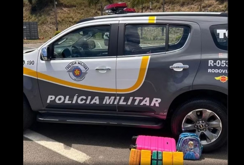 Adolescente é apreendida com tijolos de cocaína em ônibus
