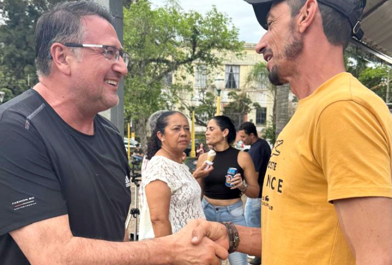Prefeito com avareenses durante o evento