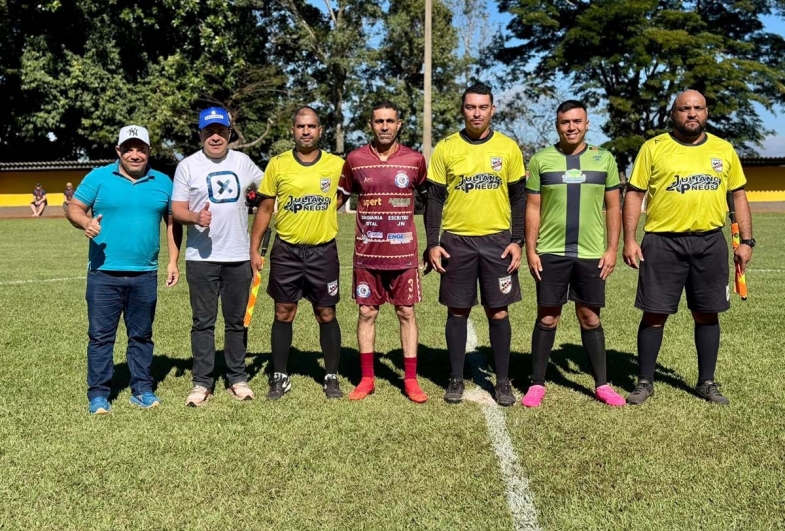 Prefeito Cristiano Amorim com arbitragem  e representantes das equipes