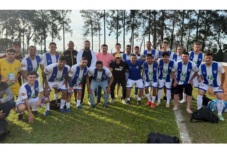Prefeito Cristiano Amorim e Wilson de Bernardino de Campos com o time de Timburi