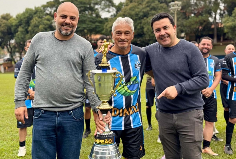 Prefeito Cristiano Amorim entrega o troféu aos representantes da equipe campeã - Topera e Dorival
