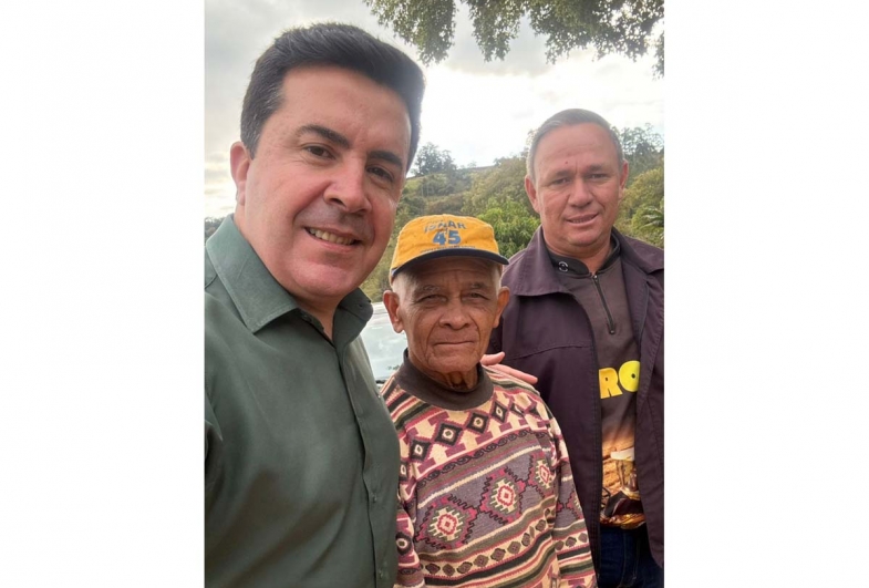 Prefeito Cristiano  Amorim, morador Juliano e  encarregado Valdir Coca