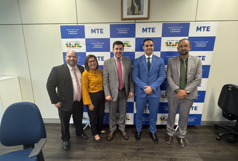 Prefeito Cristiano e Luciano com a equipe  técnica do Ministério do Trabalho