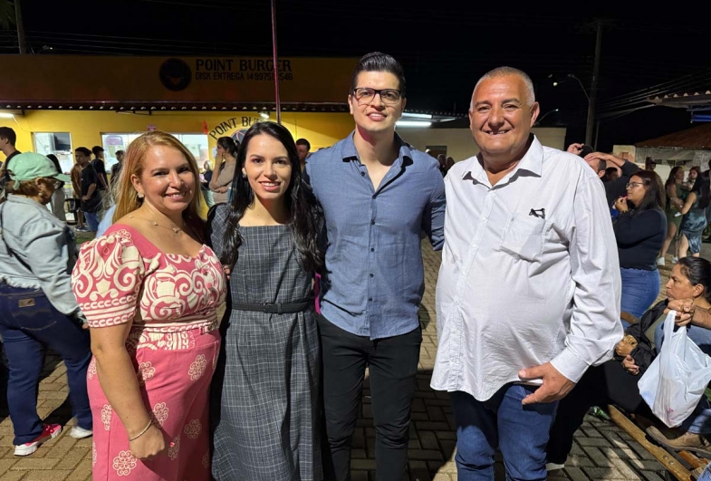 Prefeito João, ao lado de sua esposa  Wilma, sua filha Thainá e genro Ruan