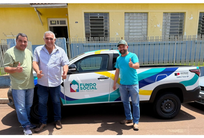 Prefeito João da Tapera e vereadores  Paulinho e Diego com a nova caminhonete