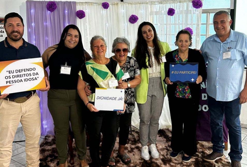 Prefeito João da Tapera, vice Gango, diretora do departamento de assistência  social Jaqueline, fisioterapeuta Isabela e algumas das participantes da conferência