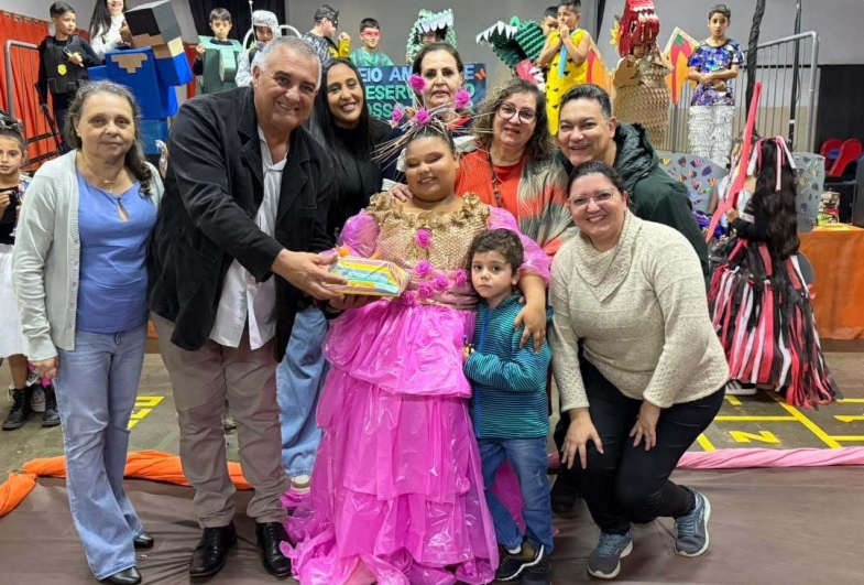 Prefeito João e familiares da aluna Nicole, primeira colocada no desfile feminino
