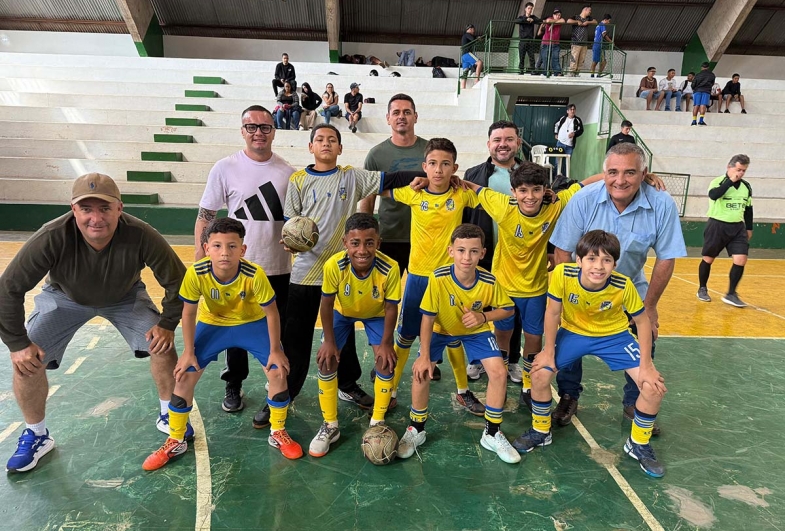 Prefeito João e vereadores Rodrigo Fuloni  e Rodrigo Bongo junto a uma das equipes