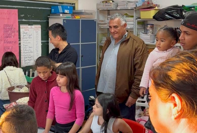 Prefeito João esperando na fila para  ser atendido em uma das barracas