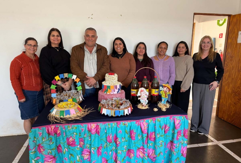 Prefeito João, juntamente com a equipe  do Cras e do departamento social