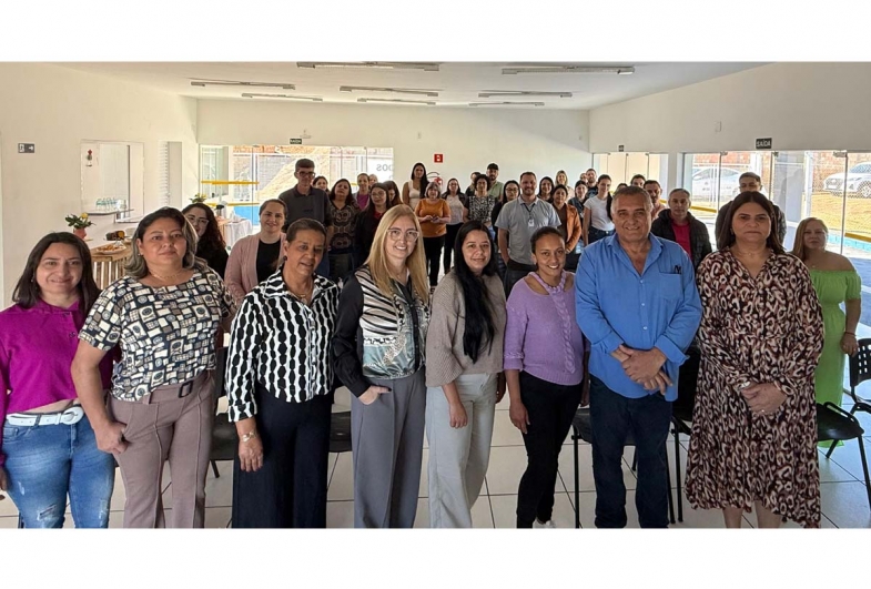 Prefeito João juntamente com equipe que organizou o encontro e com todos os participantes