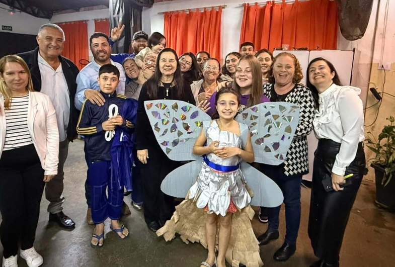 Escola Iracema Marcondes de Alcântara de Sarutaiá realiza  desfile de moda reciclável com muita criatividade e aprendizado 