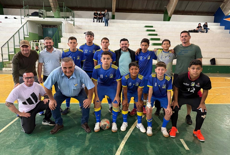 Prefeito João, vereadores Rodrigo Fuloni, Rodrigo  Bongo e Diego Nunes com a Equipe Sub-14