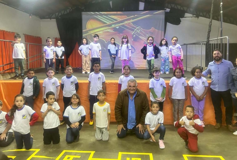 Prefeito João da Tapera, vice Gango e Keli junto com as crianças