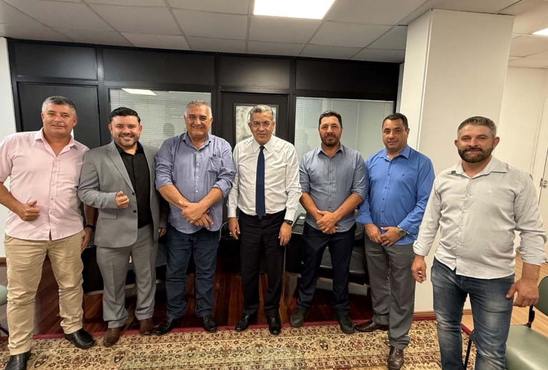 Prefeito João, vice Gango e vereadores  com o deputado Gilmaci Santos