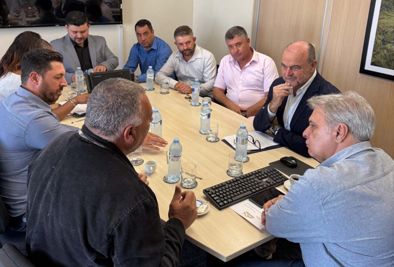 Prefeito, vice e vereadores durante reunião