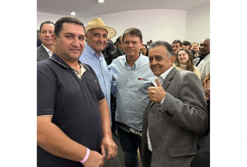 Prefeitos Fábio Benini (Itaporanga), João da Tapera (Sarutaiá), governador Tarcísio e Carlinhos Pneus (Piraju)