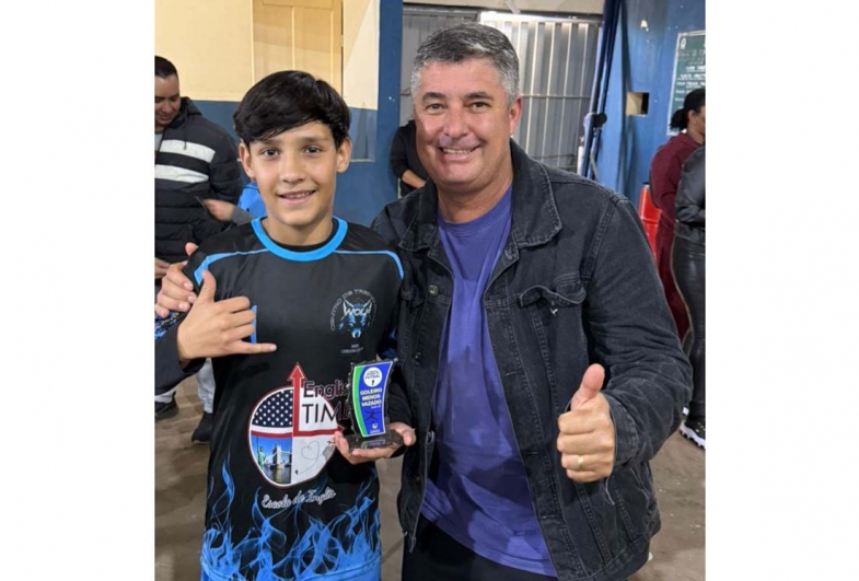 Presidente da Câmara, Rodrigo Fuloni, e goleiro menos vazado do Sub-12, da Wolf Sports