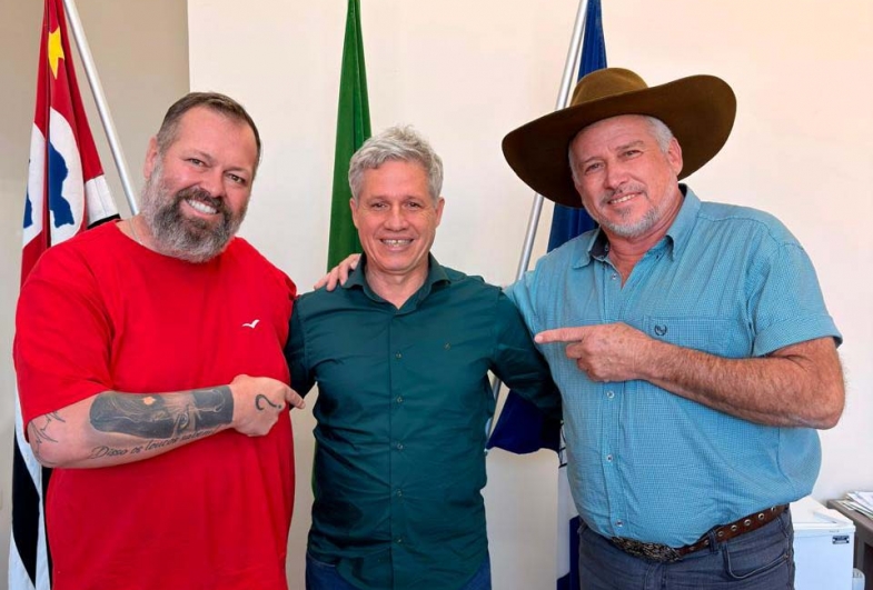 Presidente do PT de Tejupá, Márcio Hernandez, deputado federal Paulo Teixeira e prefeito Roberval de Oliveira