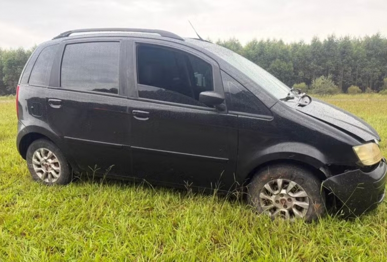 Dois homens foram presos após entrarem em um acidente com um carro roubado — Foto: Polícia Militar Rodoviária