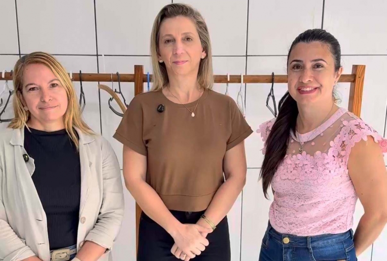 Primeira-dama de Sarutaiá Wilma, junto com Mariela, esposa do vice Gango, e Pety, primeira-dama de Taguai