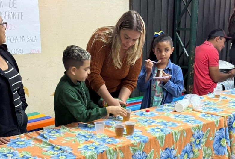 Professora Vanessa e alunos vendendo refrigerantes